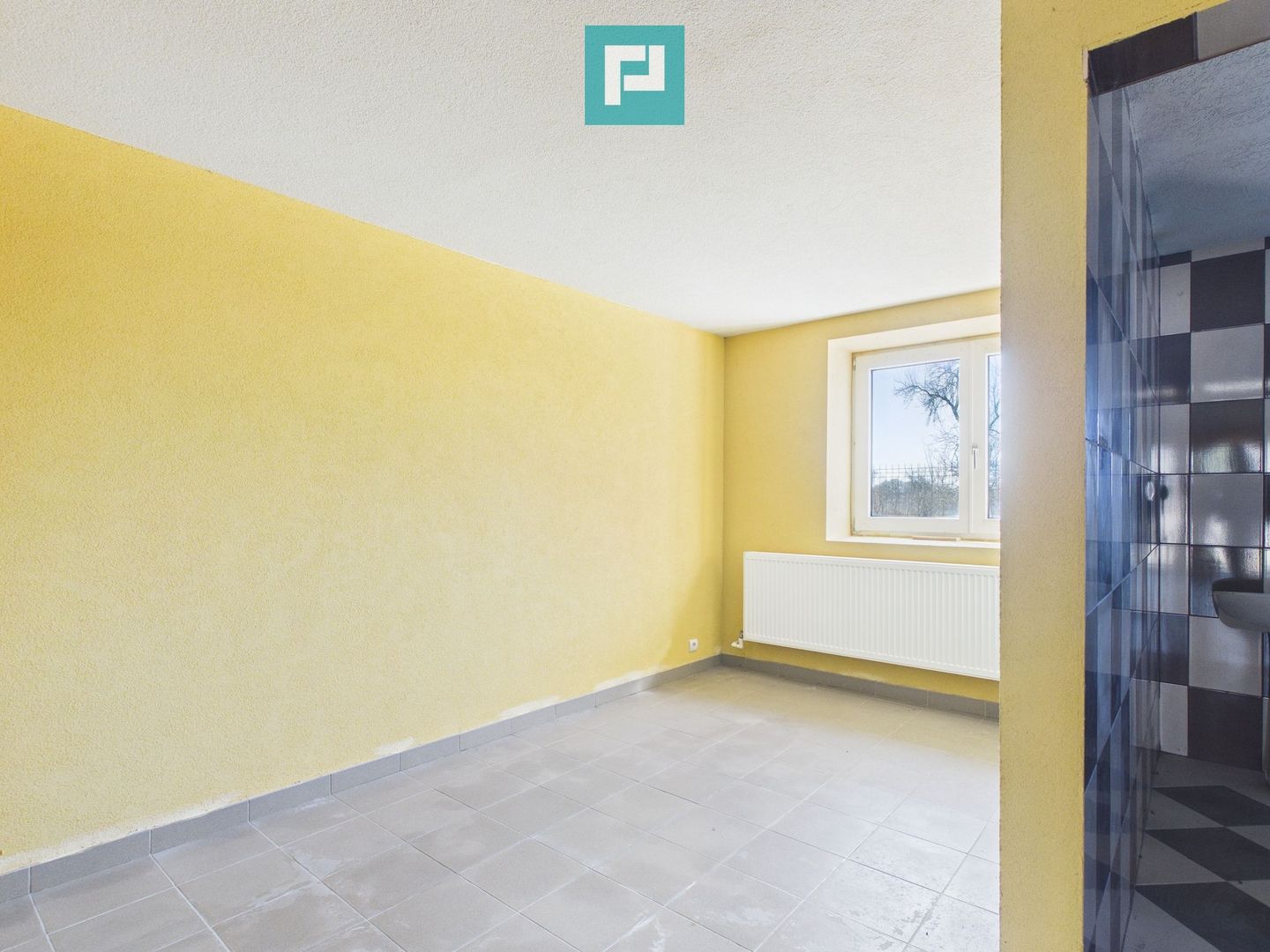 Casă cu 8 camere pentru investiții în Maciova CS - Poză 7