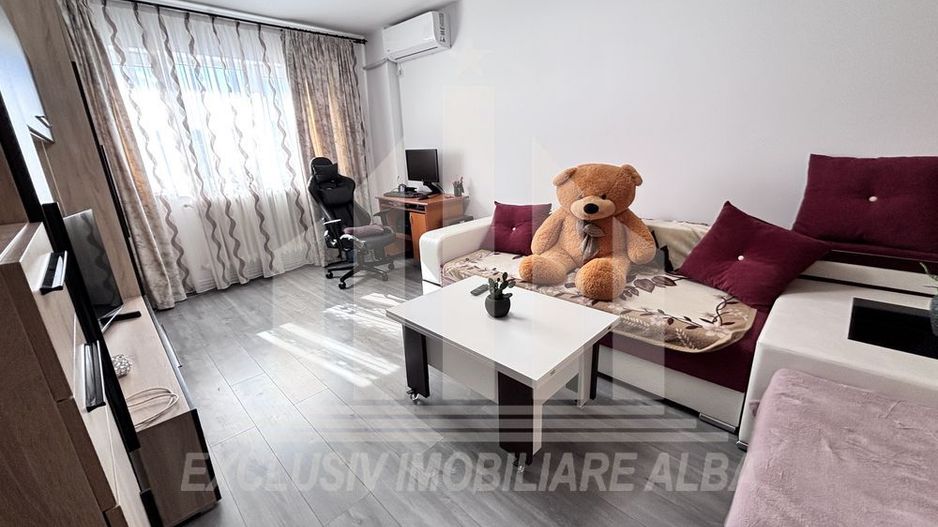 Apartament 3 camere, decomandat, zona Cetate-Liceul Sportiv - Poză 1