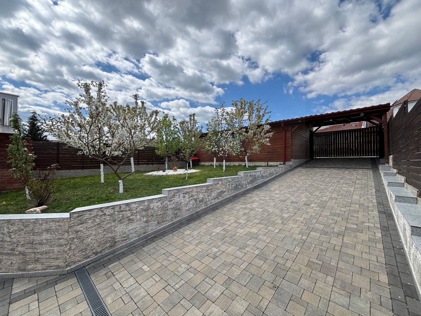 Casa la cheie 5 camere 250 mp curte libera 4 bai P+1+M Arhitectilor - Poză 4