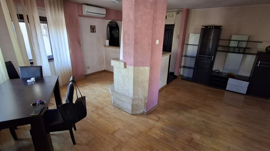 Apartament cu 3 camere - zona semicentrala - Poză 2