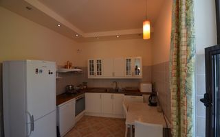 Vilă splendidă cu grădină extinsă și facilități moderne - Poză 3