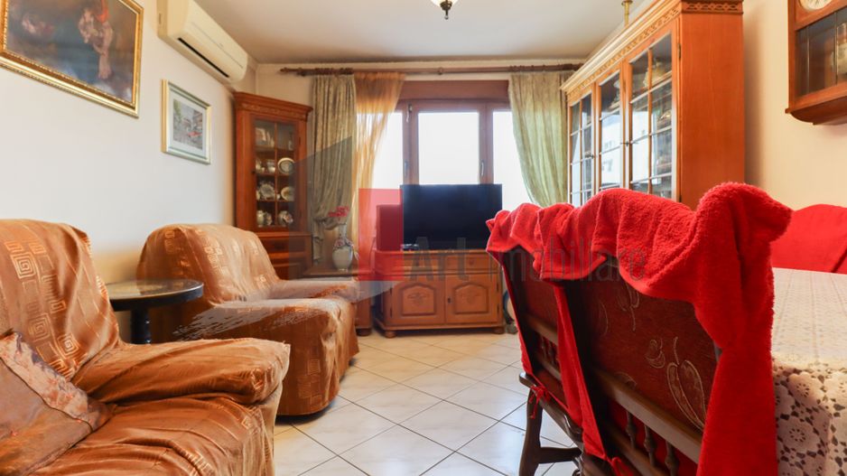 Apartamentul "SUPERMETO", BLOC STRADAL, REABILITAT - Poză 2