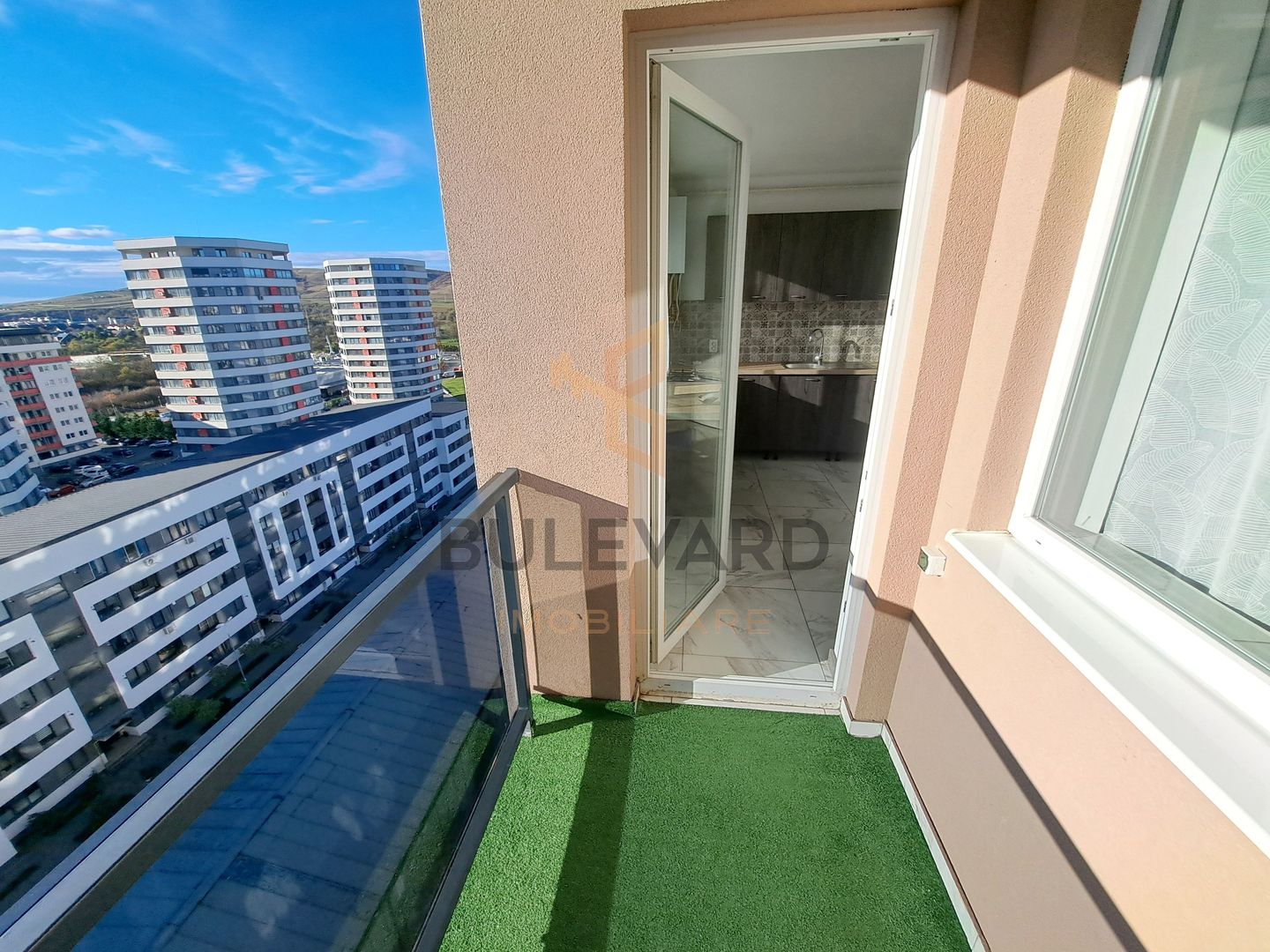 Apartament 3 camere, 2 bai, parcare, zona Metro! - Poză 1