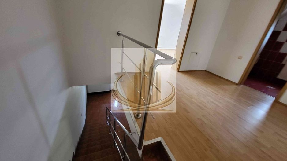 Casă spațioasă, versatilă – ideală pentru firmă sau locuință - Poză 8