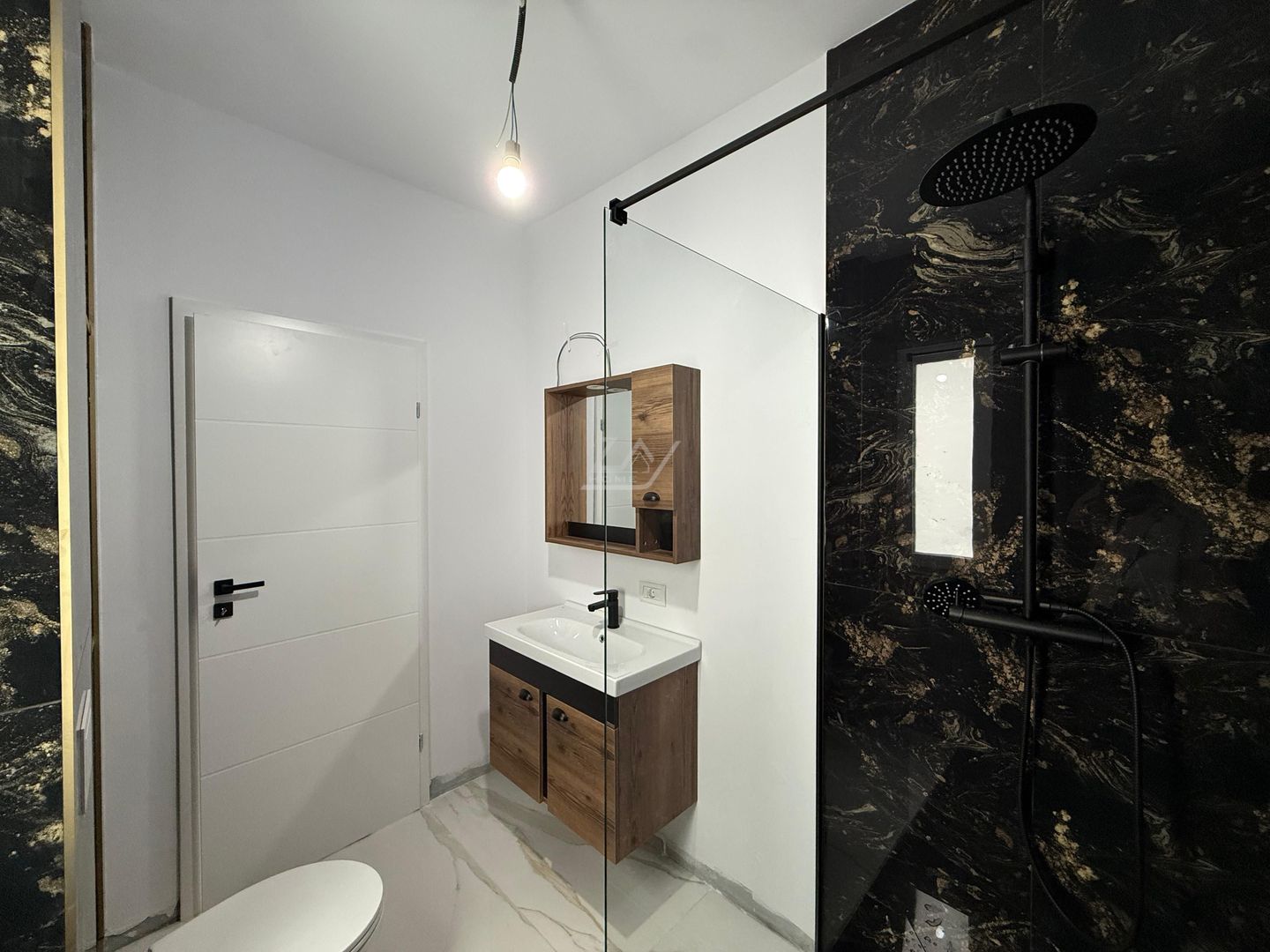 Disponibil imediat. Drum asfaltat. 2 locuri de parcare acoperite. - Poză 4