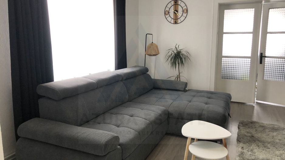 Casa renovata 250 mp utili si teren 935 mp in zona centrala Cisnadie - Poză 1