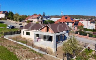 Casă de vânzare cu 4 camere în zona de Dealuri, Oradea - Poză 1