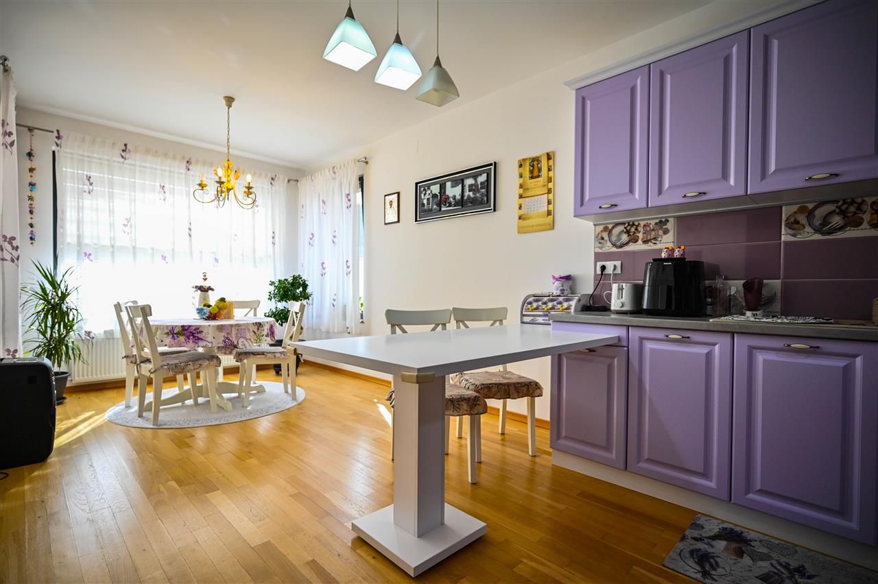 Somptuozitate in stil modern, 2 garaje, 3 terase, totul pe 1.000 mp teren - Poză 2