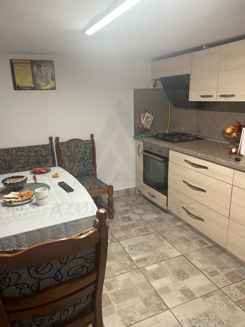 Casa spatioasa cu etaj 270 mp utili curte libera 180 mp zona Reșița - Poză 4