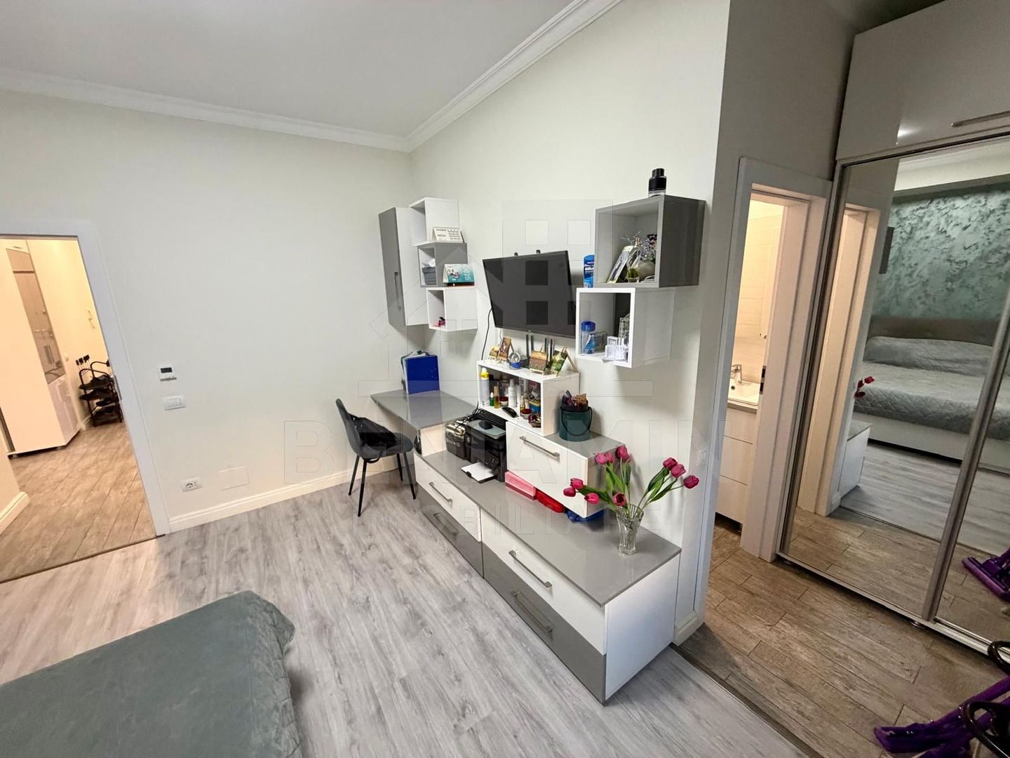 Apartament decomandat deosebit 3 camere 2 bai bloc 2020 cu parcare - Poză 12
