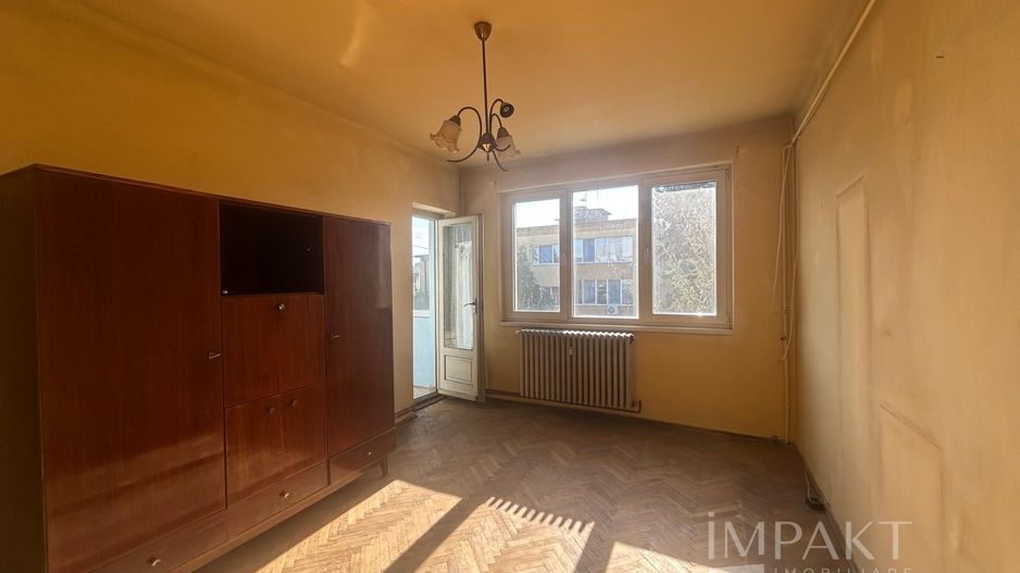 Apartament spatios, cu 4 camere in zona centrala - Poză 2