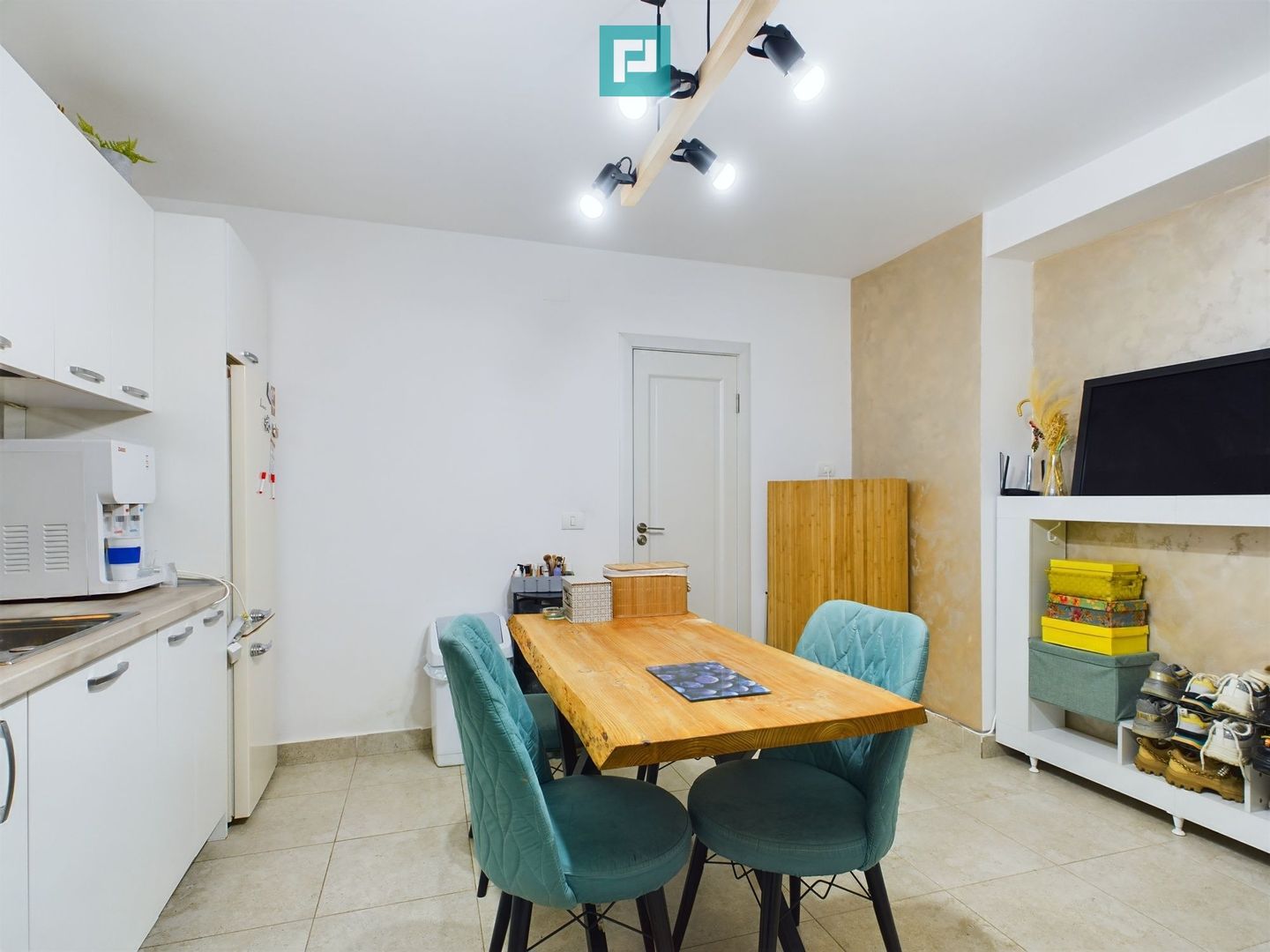 Apartament cu 2 camere la curte , renovat recent - Poză 4