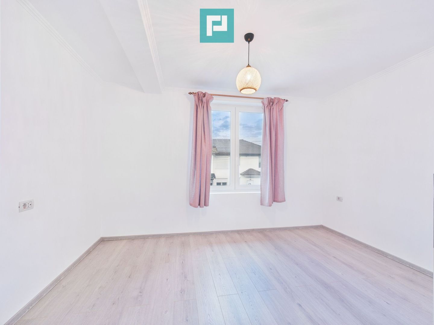 Casă cu 4 camere în Dumbrăvița, langă pădure - Poză 24