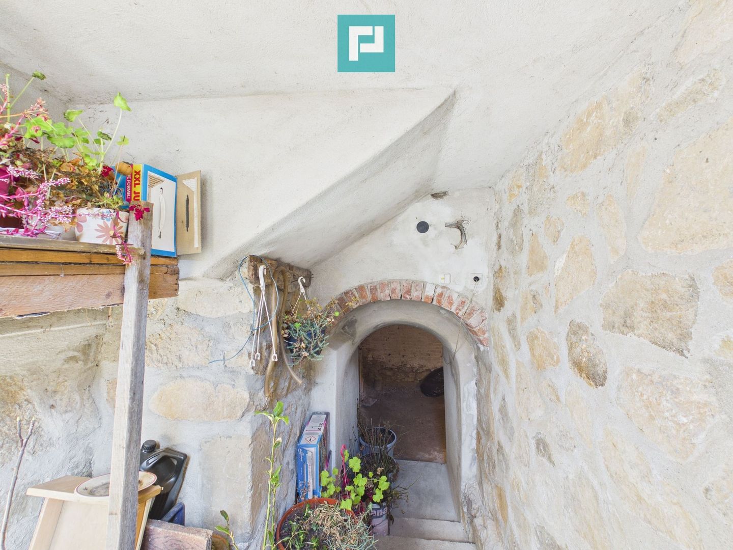 Casă cu 6 camere pe teren de 2029 mp – Miniş - Poză 16