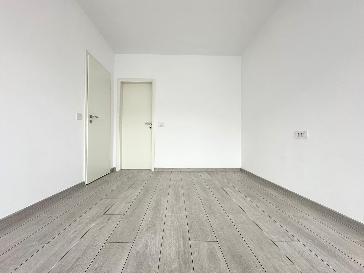 Apartament 3 camere, nemobilat | Parcare  + boxă - Poză 7