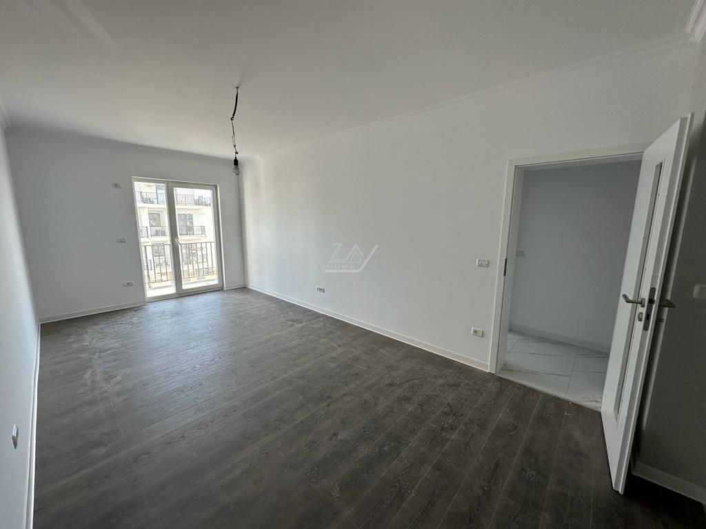 Asfalt. Etaj 1. Balcon mare. - Poză 1