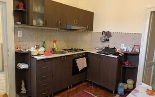 🏡 Vând apartament cochet cu 2 camere, la curte comună – zona Sinaia - Poză 1