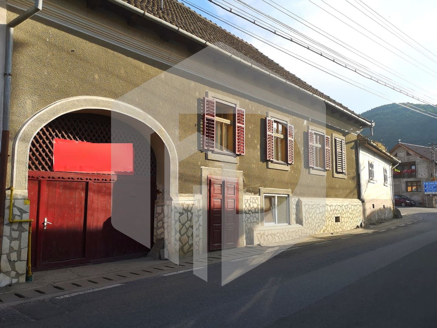 Casa de 150mp / cu spatiu comercial la parter / Sadu - Poză 1