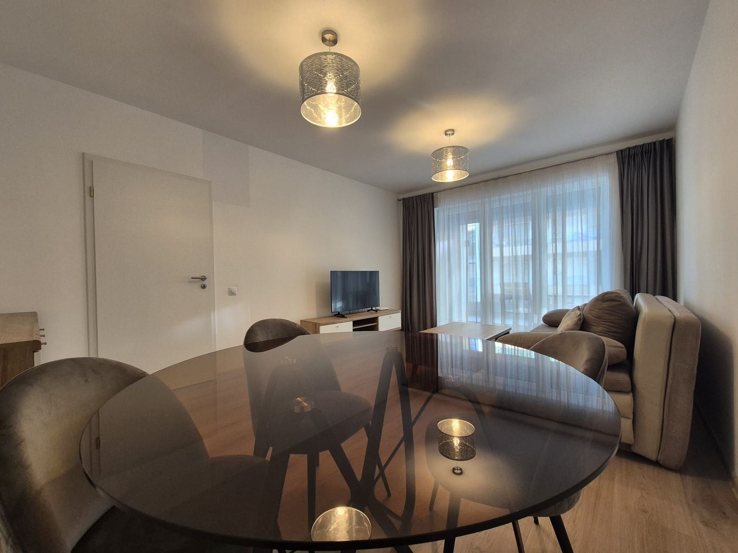 Zona Coresi, str. 13 Decembrie, apartament spațios, bloc nou, loc parcare - Poză 8