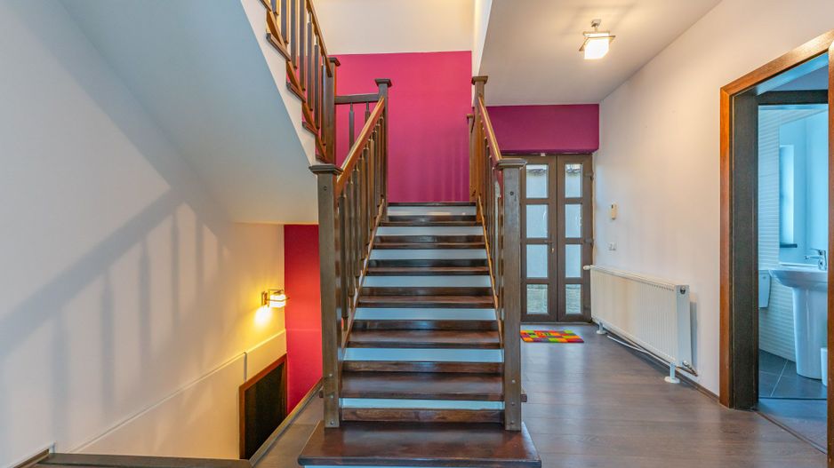 Casă modernă cu garaj și 4 dormitoare, aproape de Piața Sfatului - Poză 12