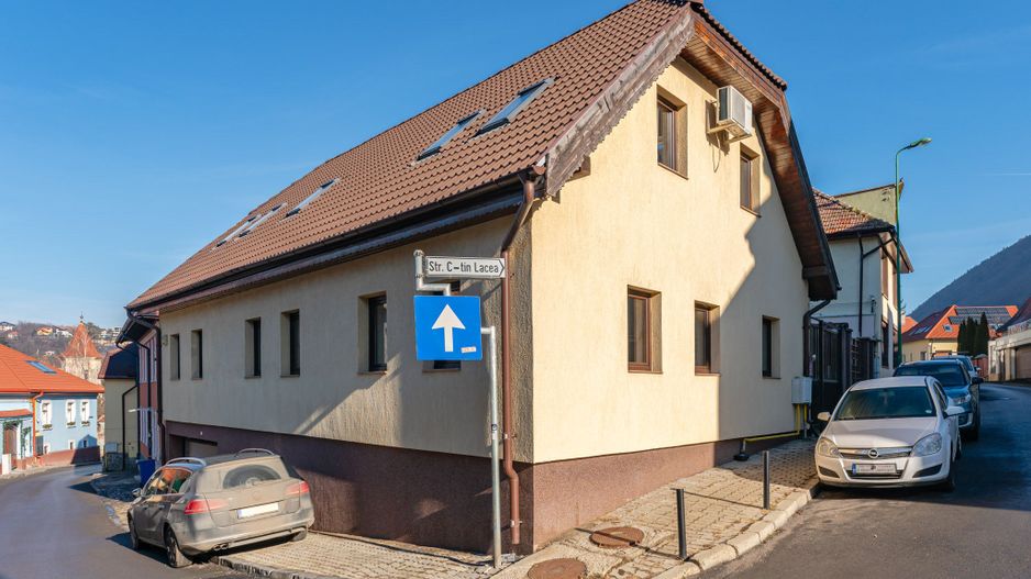 Casă modernă cu garaj și 4 dormitoare, aproape de Piața Sfatului - Poză 1