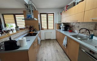 Apartament spațios cu 3 camere, 2 băi și balcoane generoase - Poză 3