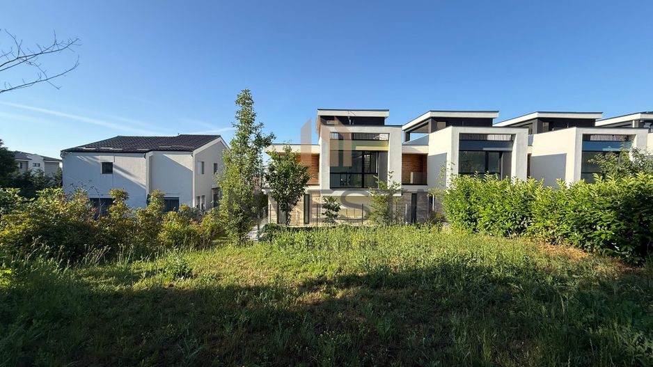 Casa moderna cu terasa panoramica de 40 mp, zona Voronet, Iris - Poză 15