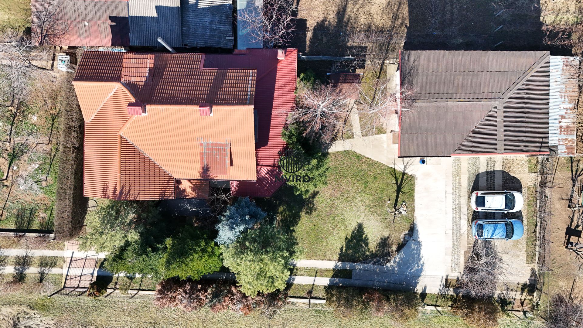 Casa de vanzare in Targoviste - 5 camere, 2 garaje, teren generos - Poză 5