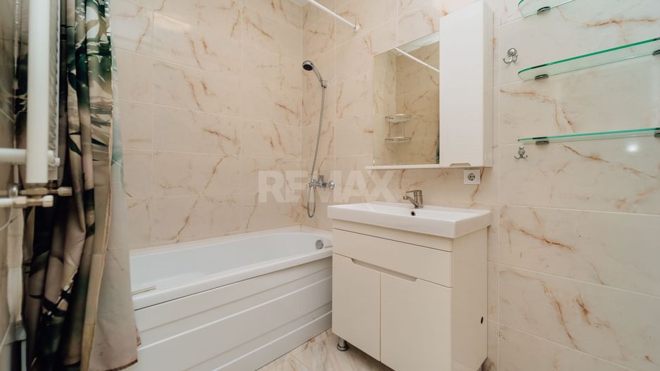 De vinzare Apartament 2 camere si balcon + living cu logie - Poză 16