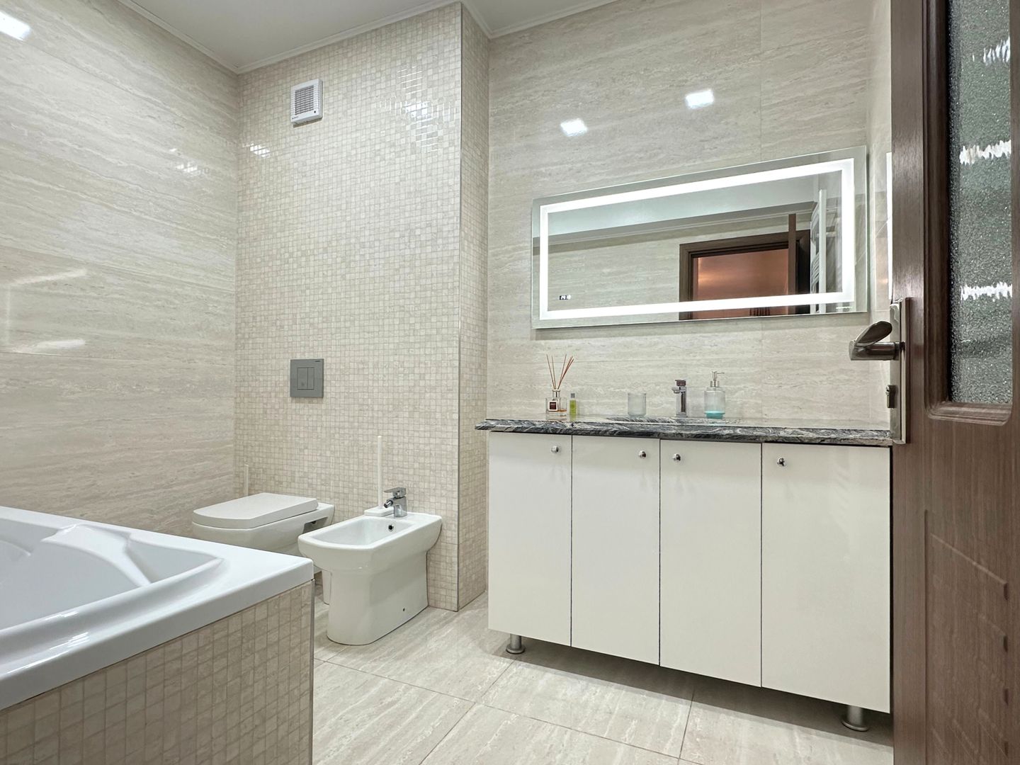 Vând apartament 3 camere 3 minute de Coresi complex ISARAN - Poză 15