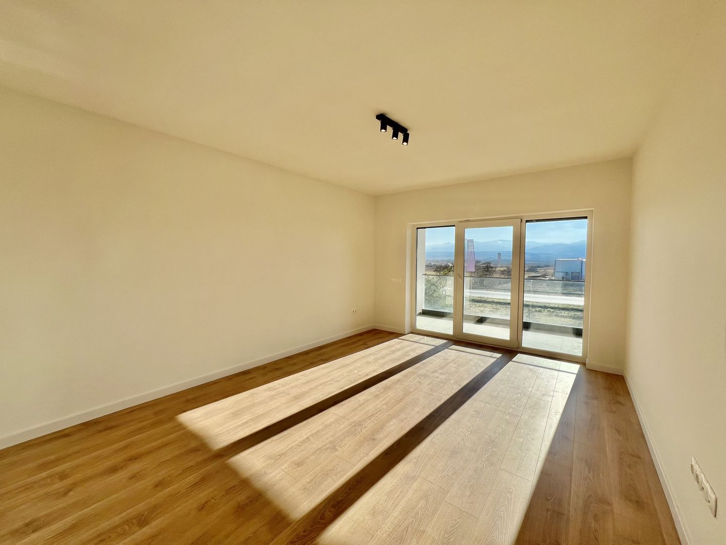 Garsonieră finisată la alb, decomandată, cu balcon, etaj 1 - Poză 3