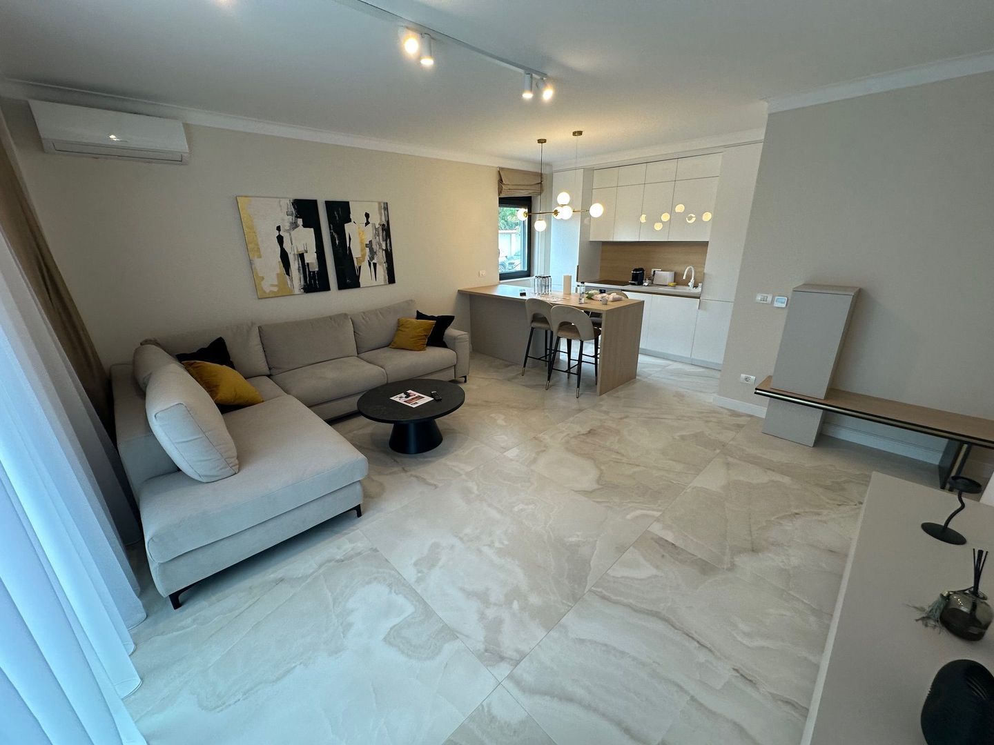 Apartment deosebit  se vinde complet mobilat - Poză 4