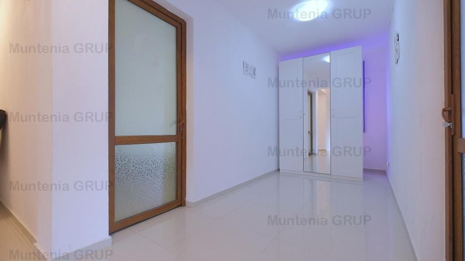 DOBROESTI - Str. Doinei, vila P+E+M, 6 camere, 3 bai cu fininsaje LUX - Poză 10