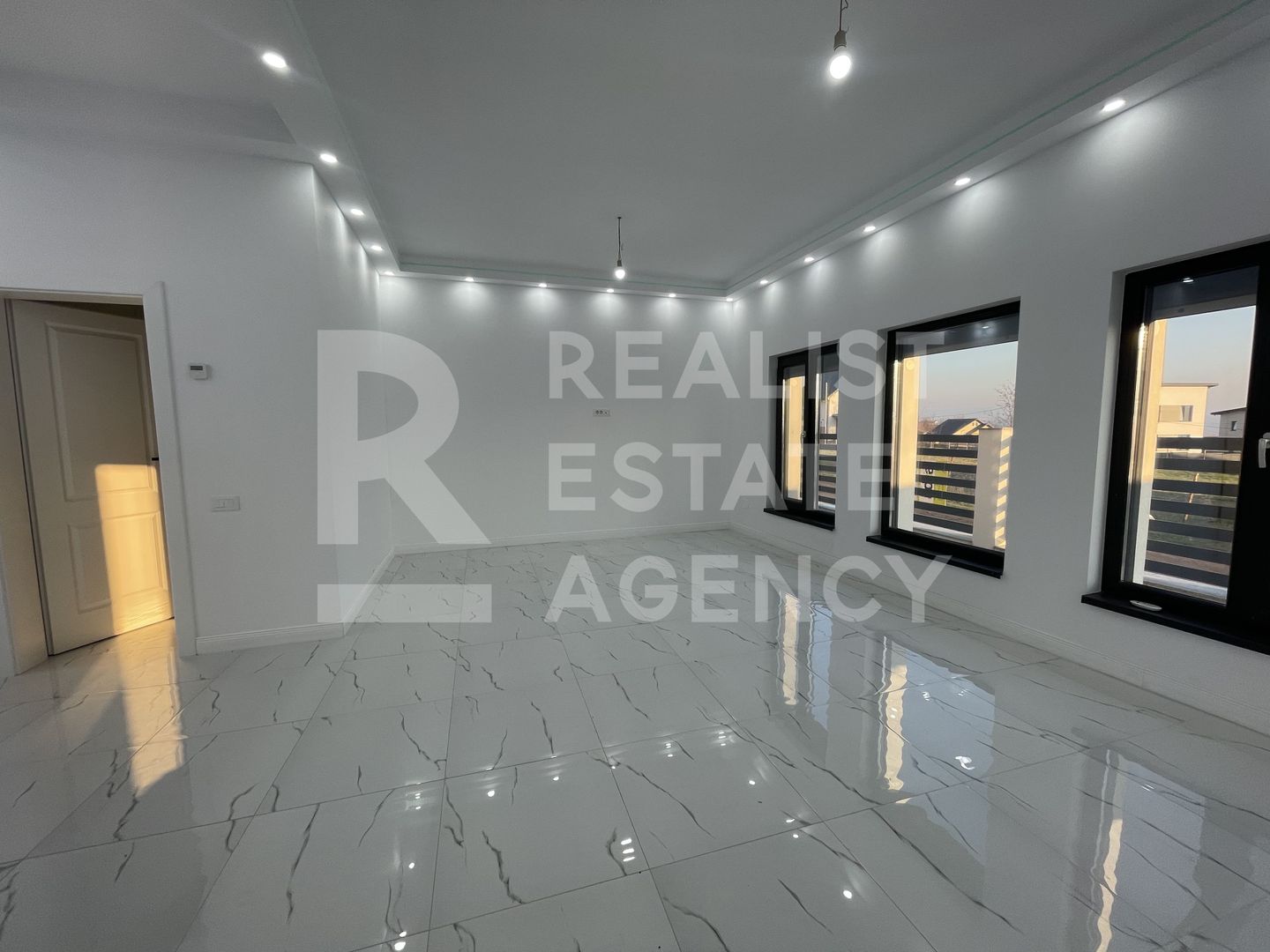 Vânzare, casă, 4 camere, 100 mp utili, teren 630 mp + garaj - Poză 4