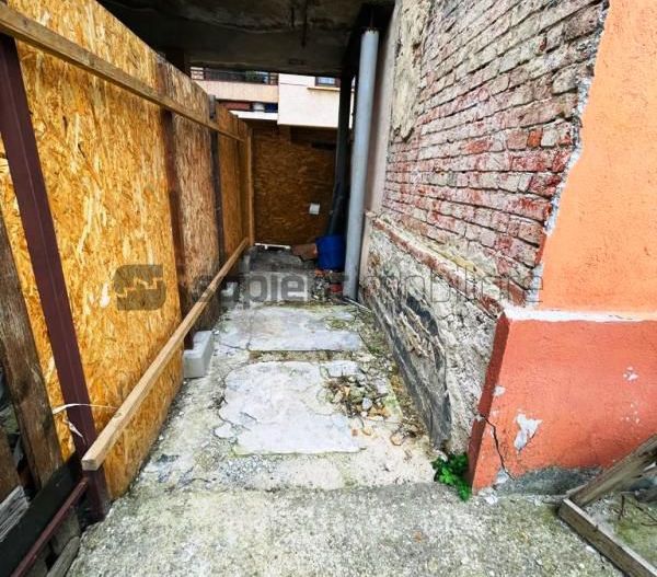 Casa situata ultracentral cu proiect autorizat - Poză 8