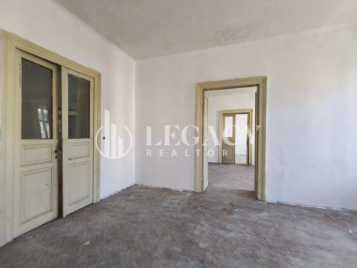 VÂNZARE/SCHIMB CU TEREN  - Clădire interbelică, centru oraș Siret - Poză 23