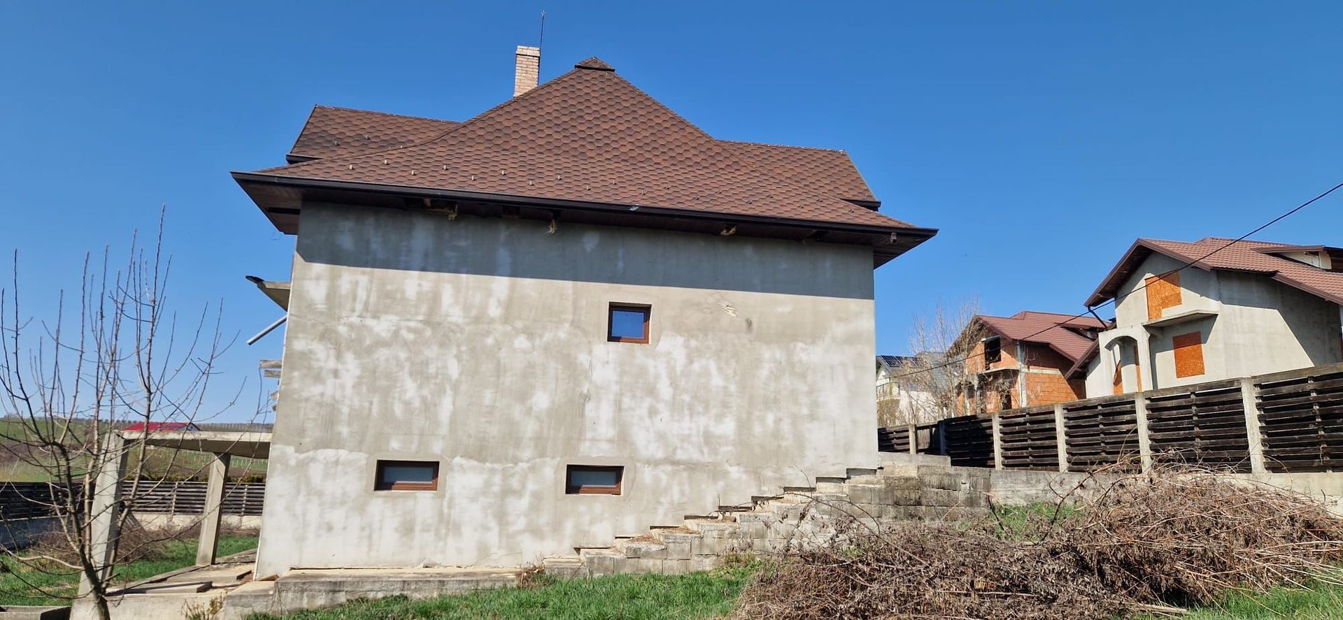 Vand vila la rosu cu teren 2700mp - Poză 4