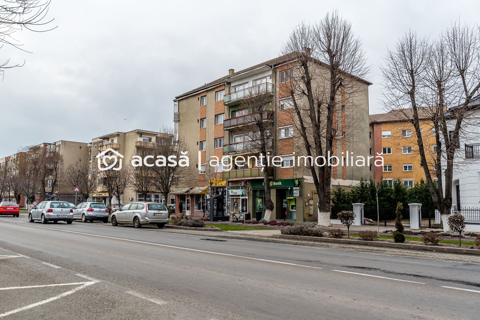 Apartament spatios in centrul orasului Chisineu Cris - Poză 2