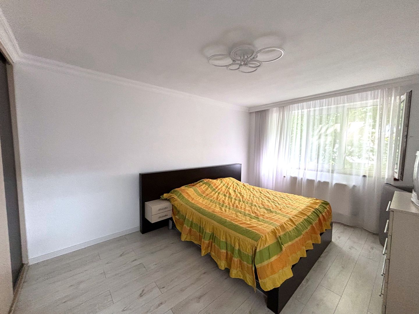 Apartament 3 camere Ozana – etaj 1, parcare inclusă, pet friendly, semi-mobilat - Poză 1