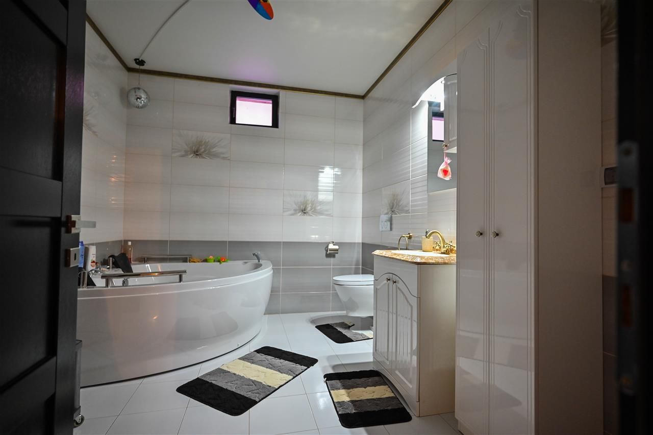 Somptuozitate in stil modern, 2 garaje, 3 terase, totul pe 1.000 mp teren - Poză 51