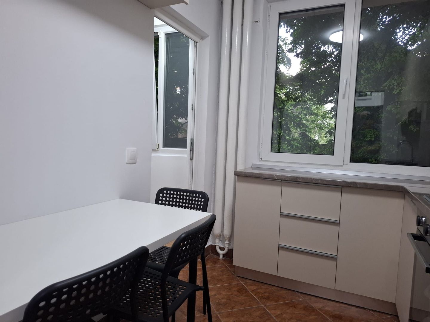 URGENT!, renovat complet, vedere spate, mobilat/utilat modern, liber - Poză 13