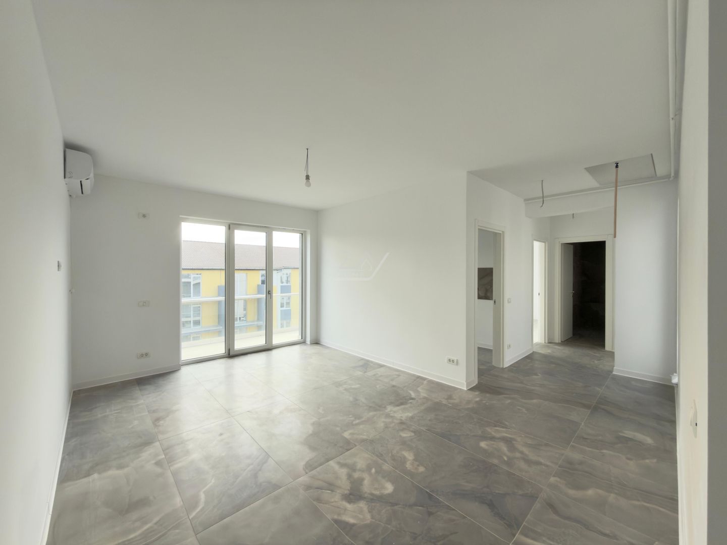 Bloc finalizat. Bucatarie inchisa. Loc de parcare. Spatiu depozitare - Poză 1