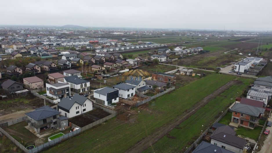 ZONA SUPERBA INTRE CASE - Poză 1