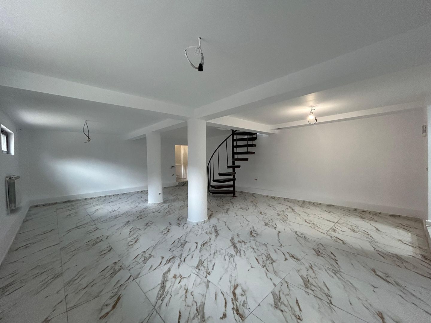 Vila Modernă și Complet Renovată în Otopeni – Oferă Confort și Accesibilitate - Poză 1