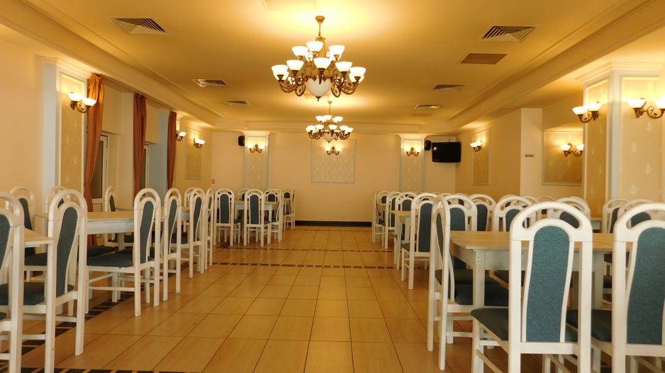 Restaurant cu terasă de închiriat, în Complex Comercial Mercur - Poză 1