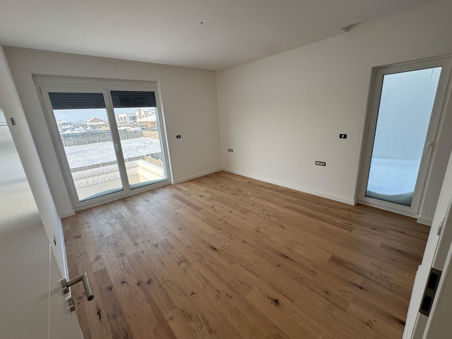 Duplex despărțit prin perete dublu/ Garaj - Poză 21