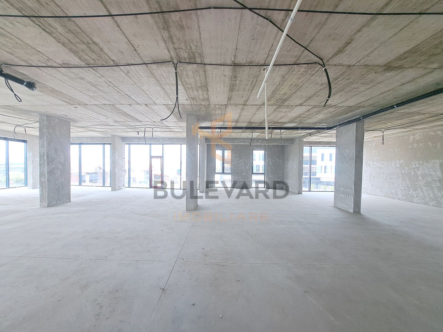 Cladire comerciala situata la drum intens circulat, 1365 mp utili + 20 parcari - Poză 18