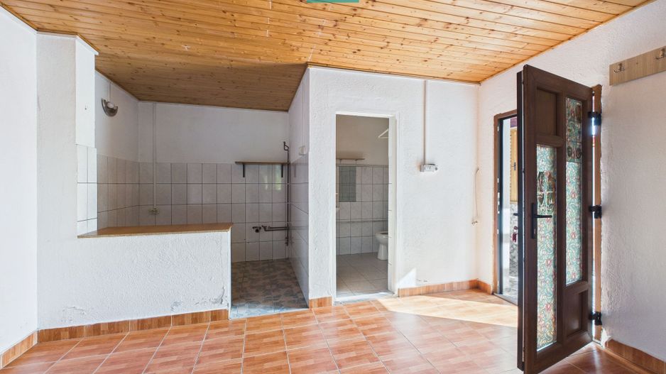 Casă cu o cameră, teren 350 mp în Subcetate - Poză 6