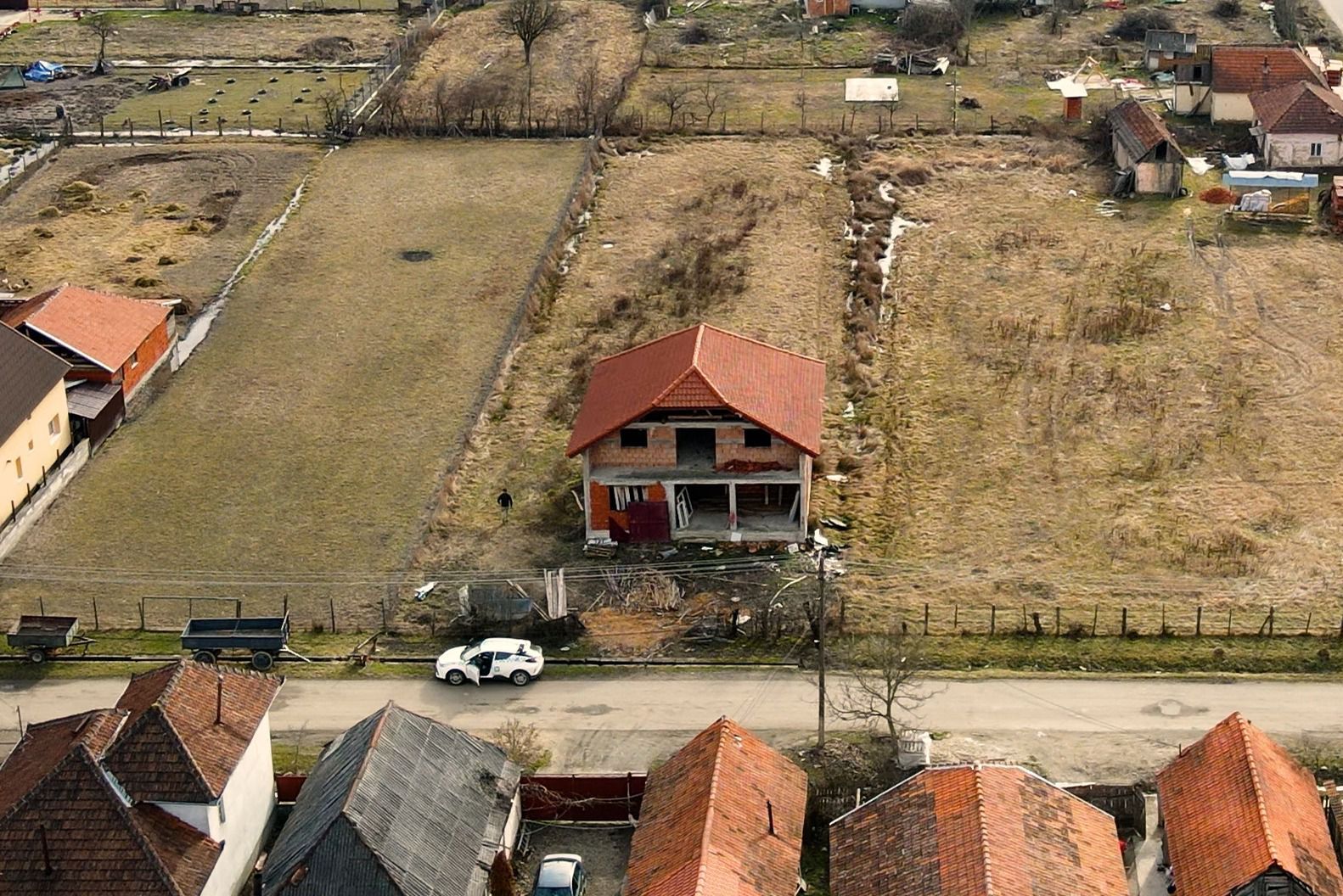 Casă la roșu cu teren Beliu - Poză 1