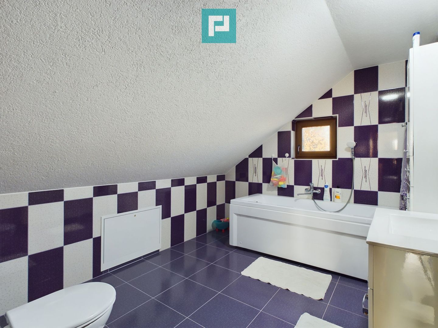 Vilă cu mansardă în Bujac - Poză 22